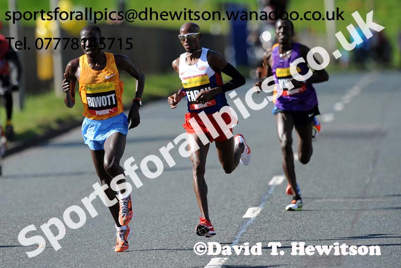 Stanley Biwott leads from Mo Farah in the mens Morrisons Great North Run. Photo: David T. Hewitson/Sports for All Pics